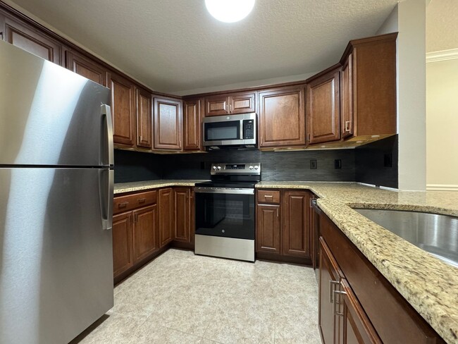 Building Photo - Oviedo 2/2 Condo with Tile & LVP Flooring,...