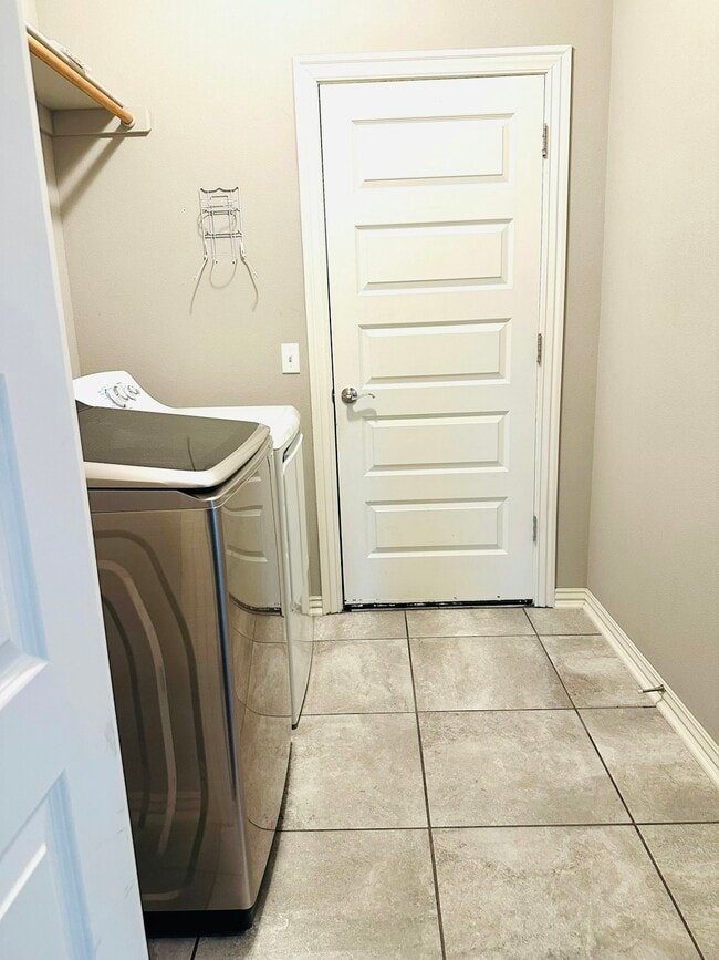 Building Photo - 4403 SW Eggersway Pl