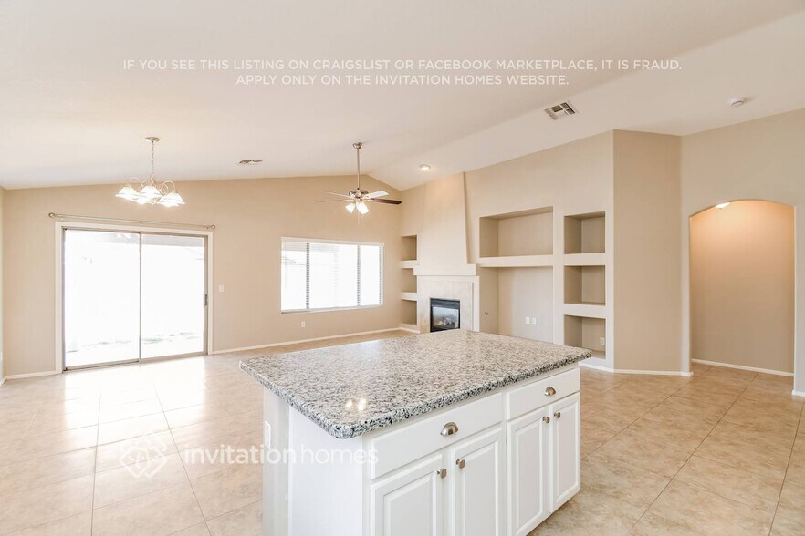 Building Photo - 1274 E Vernoa St