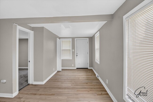 Building Photo - $1300 2 bedroom bungalow