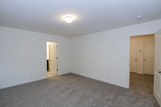 Building Photo - BEAUTIFUL 3BD/2.5BTH Townhome - Belmont - JULY MOVE IN