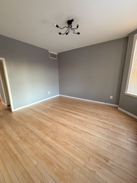 Living room - 2423 S 57th Ct