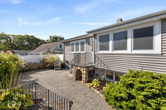 Building Photo - 40 Ledge Ave