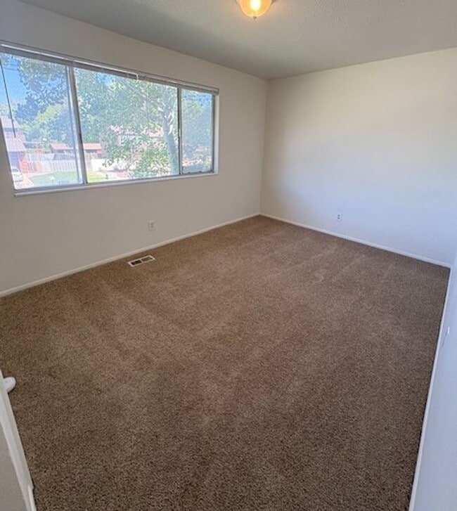 Building Photo - 3 Bedroom Townhome in Sandy!