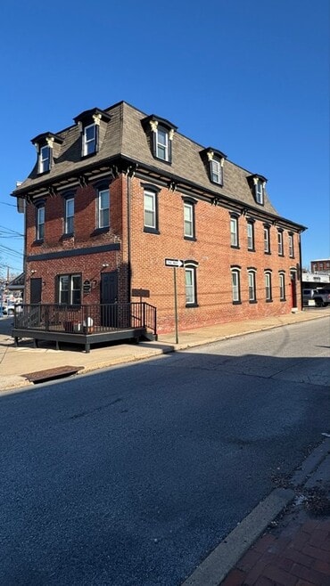 Building Photo - 444 Bridge St