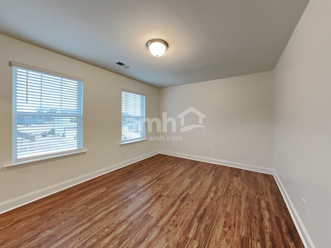 Building Photo - 180 Larragan Dr