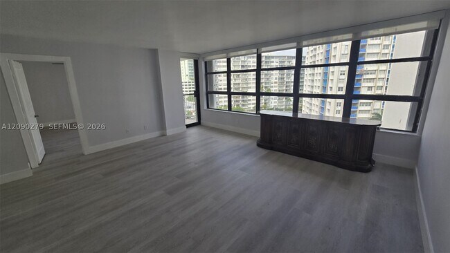 Building Photo - 1440 Brickell Bay Dr