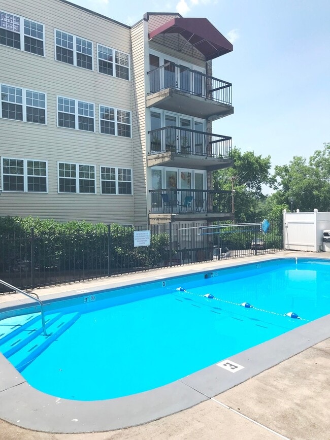 Primary Photo - 2BA/ 2BR Condo located near University of ...