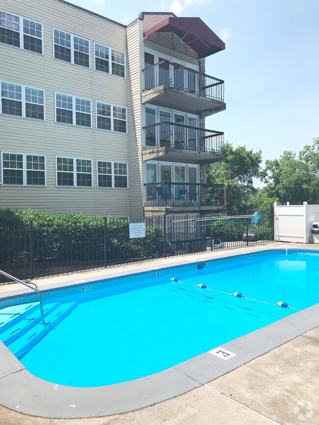 Building Photo - 2BA/ 2BR Condo located near University of ...