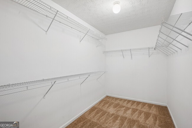 Building Photo - 2040 Village Green Dr