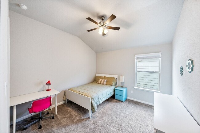 Building Photo - Rental Home w/ a POOL!!!