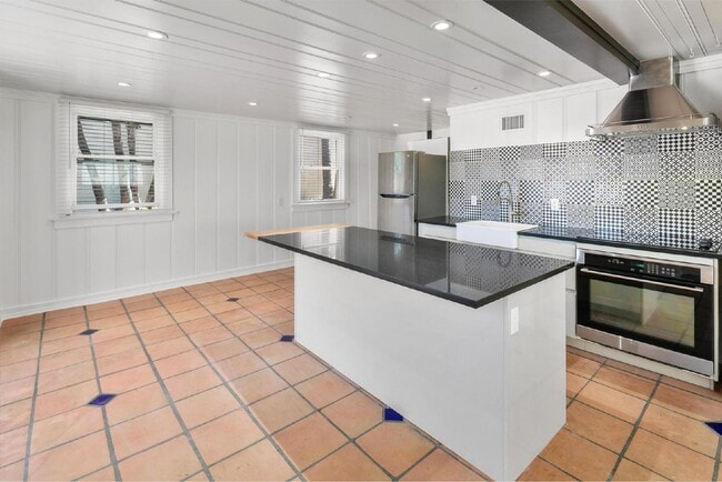 Building Photo - Luxury Living in the Heart of Kensington -...