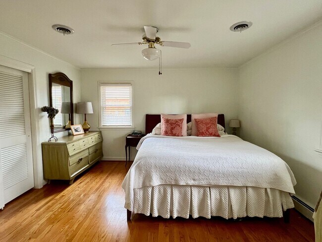 Building Photo - 3BD/ 2BA Brick Ranch in Lakeview Smith Terrace! Gorgeous Private Back Yard! Available NOW!