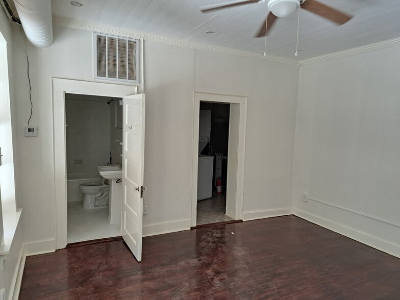 Building Photo - 711 Royal St