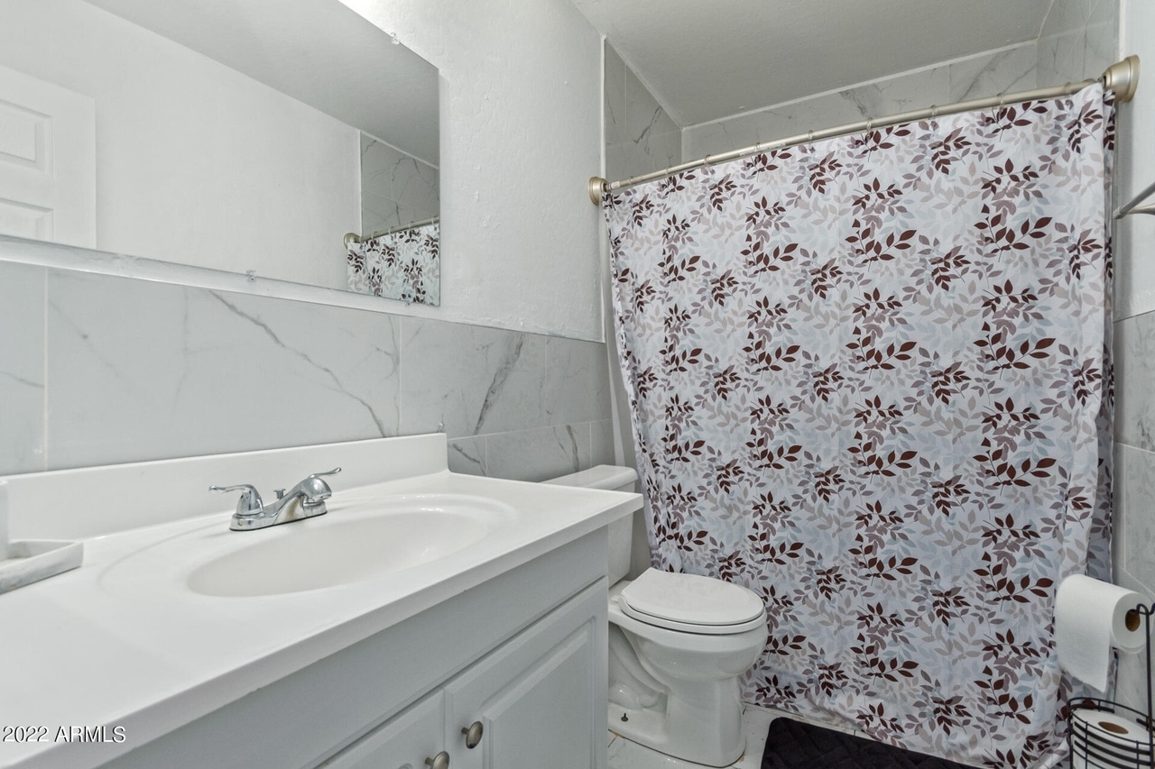 Building Photo - 2437 E Jones Ave