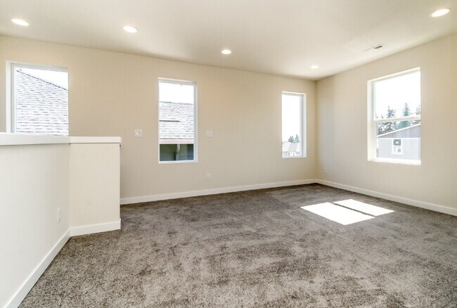 Building Photo - Scenic Auburn Living with Modern Comfort & Easy Seattle/Tacoma Access