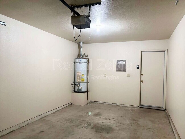 Building Photo - 3068 W Queens Cir