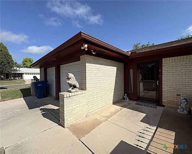 Building Photo - 1613 Velma Ave