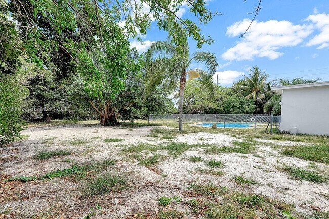 Building Photo - 2415 Pierce St