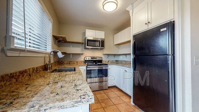 Building Photo - 221 College View Dr