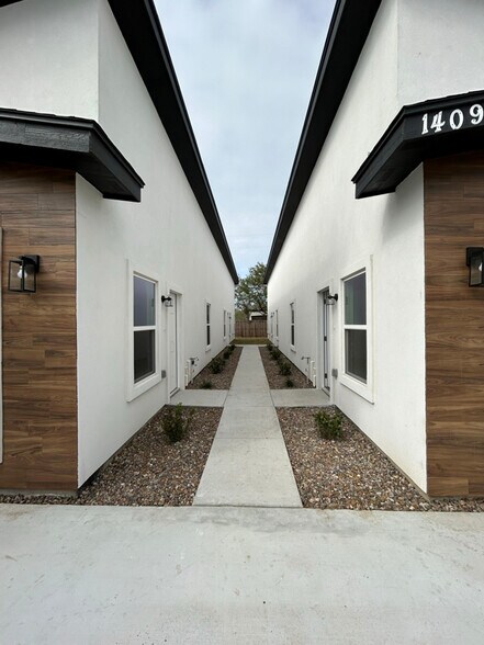 Building Photo - 1409 S Michigan St