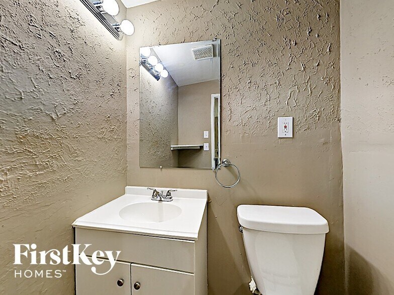 Building Photo - 805 Robinwood Dr