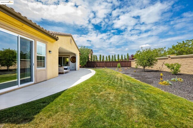 Building Photo - 2258 Reserve Dr
