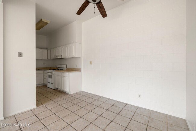 Building Photo - 340 Country Club Cir