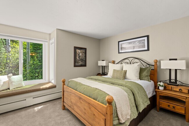 Building Photo - 215 Maple Ridge Ln