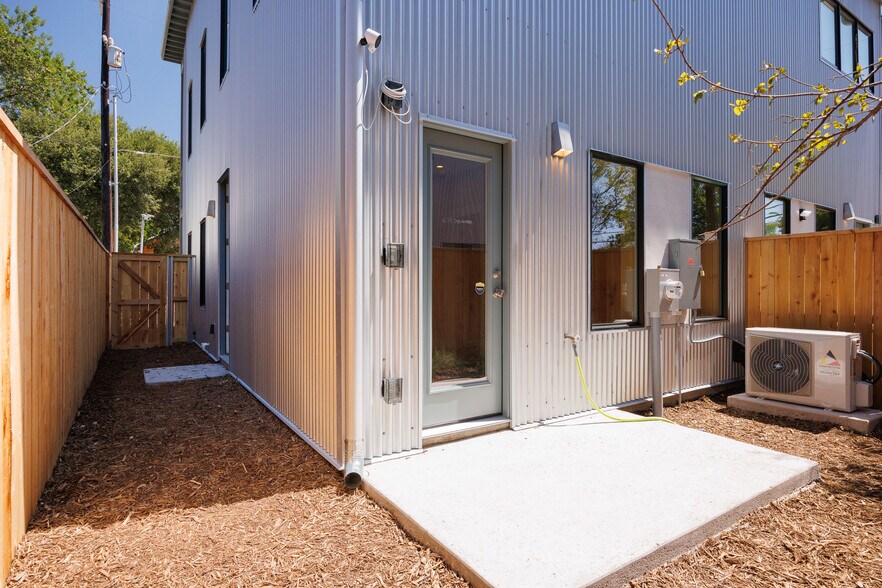 Building Photo - 626 Delaware St