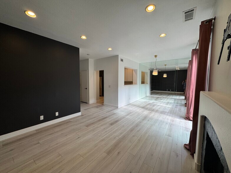 Building Photo - 5 Meadowbrook