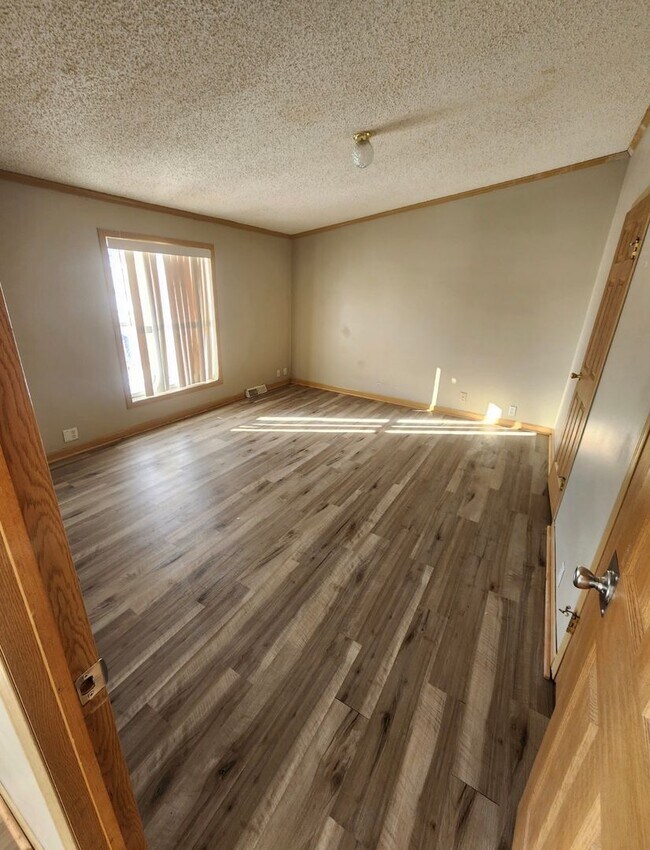 Building Photo - 3 Bed 2 Bath