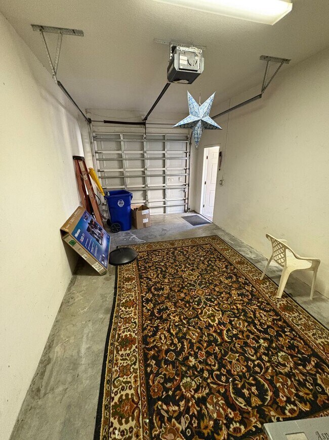 Building Photo - 3/2/1 Townhome in River Glen!  More Pics C...