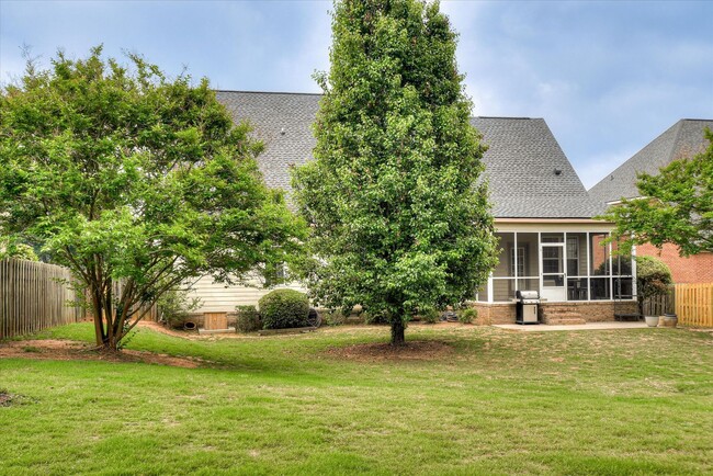 Building Photo - 5 Bed/3 Bath home with Primary Bedroom & a...