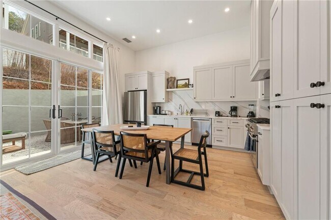 Building Photo - 10879 Serenbe Ln