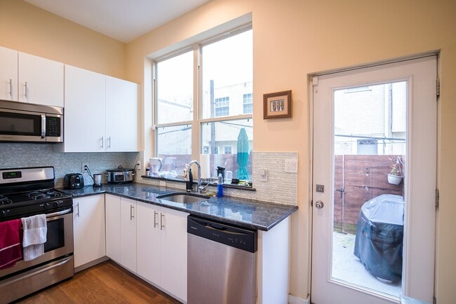 Building Photo - Graduate Hospital Three Bedroom Home