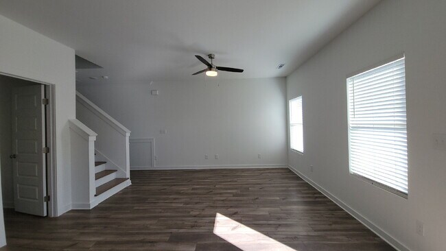 Building Photo - "Charming Newly built 3-Bed Townhouse Retreat with Granite Elegance in Prime Huntsville Location!"
