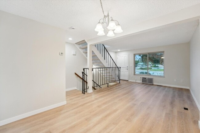 Building Photo - Adorable and Spacious Golden Townhome
