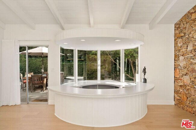 Building Photo - 650 N Tigertail Rd