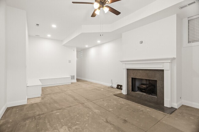 Building Photo - 3928 N Greenview Ave