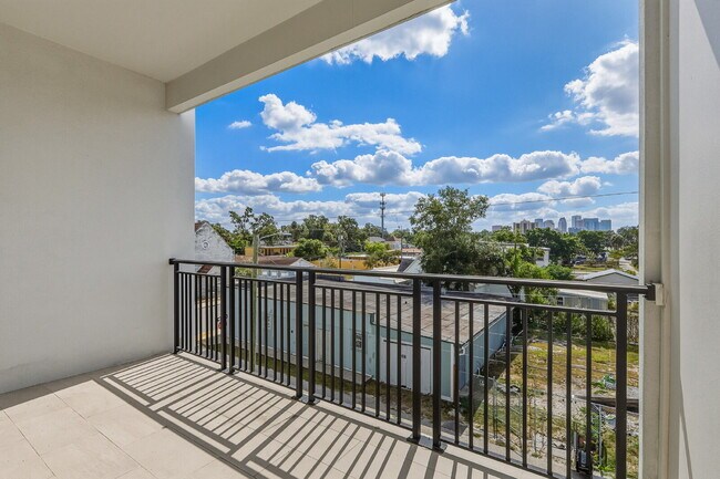 Building Photo - Luxurious 3 Bedroom Condo with Spacious La...