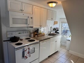 Building Photo - 32 Paul Revere Rd