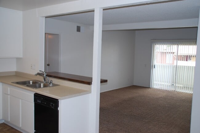 Building Photo - Spacious 2-bedroom 1-bathroom upstairs condo with Balcony/Garage