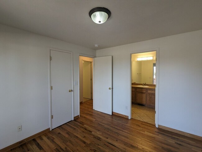 Building Photo - 2x2 duplex with a fenced yard, single-car ...