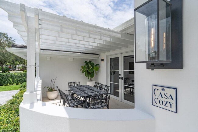 Building Photo - 6901 Almansa St