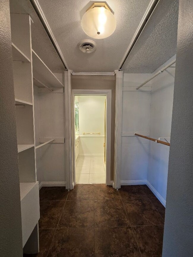 Building Photo - A Fabulous 3 Bedroom Townhome Centrally located.
