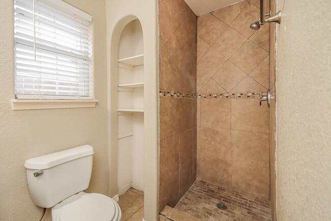 Building Photo - 2007 Deerhurst Ln