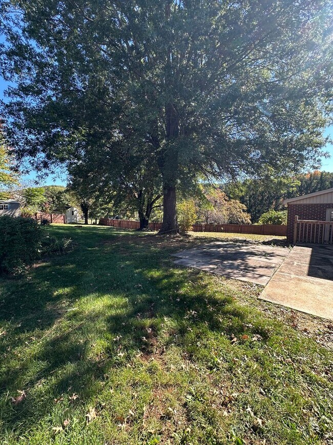 Building Photo - 3 bedrooms 2 baths, Split Level in the located in Roanoke County