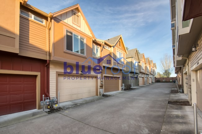 Building Photo - 17064 SW Rockridge Ct