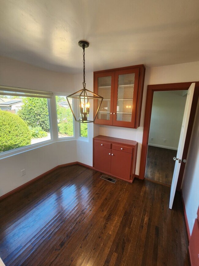 Building Photo - 4950 Rosehedge Dr